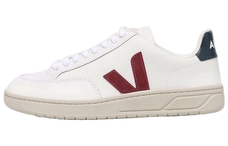 

Кроссовки на шнуровке с логотипом Veja