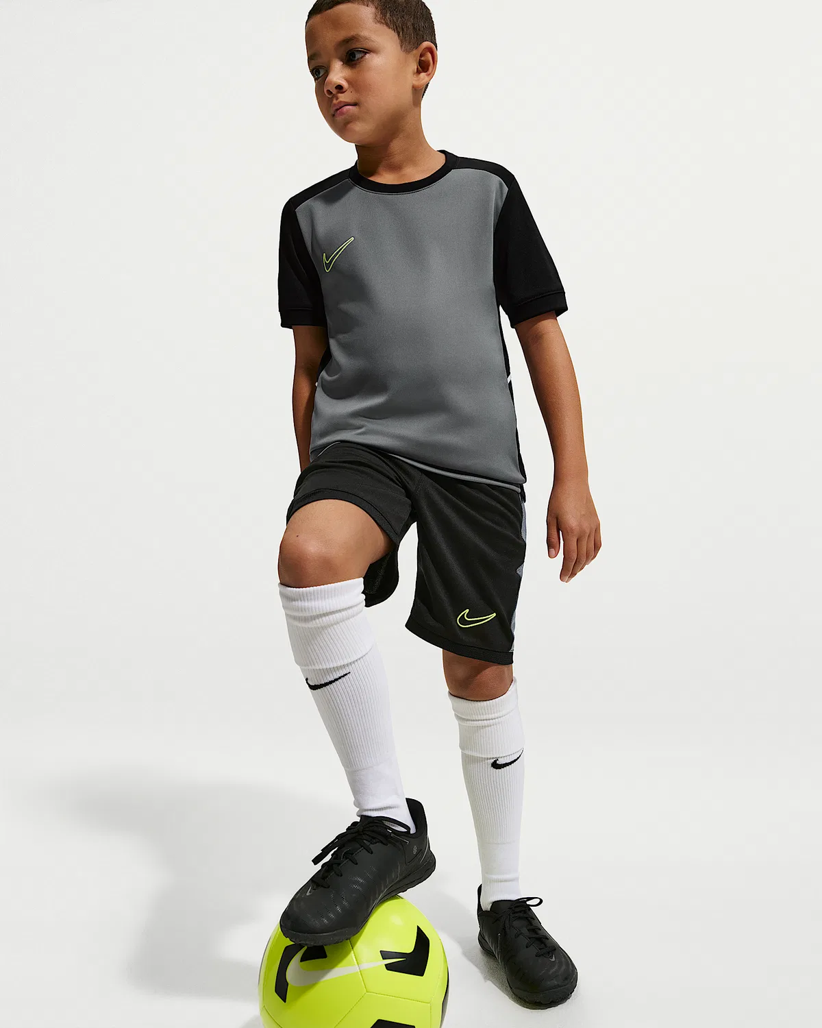 Детские футбольные шорты Nike Academy Dri-FIT, Black/Cool Grey/Volt — фото 4