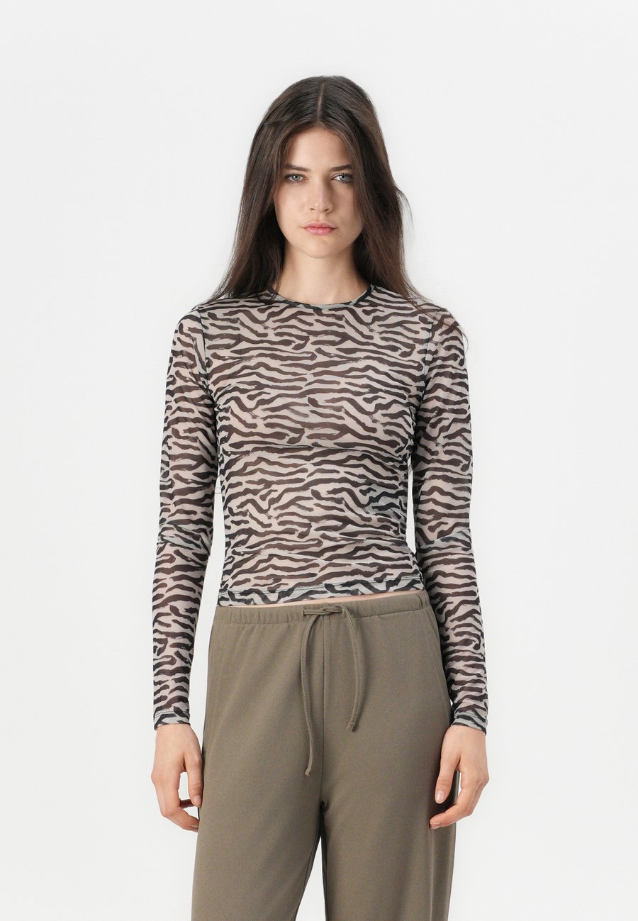 

Топ ONLY ONLELVA O NECK , Pumice Stone /Light Grey