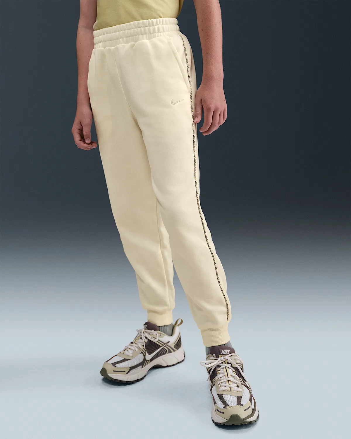 Детские спортивные штаны Nike Sportswear Club French Terry, Soft Pearl/Light Orewood Brown — фото 2