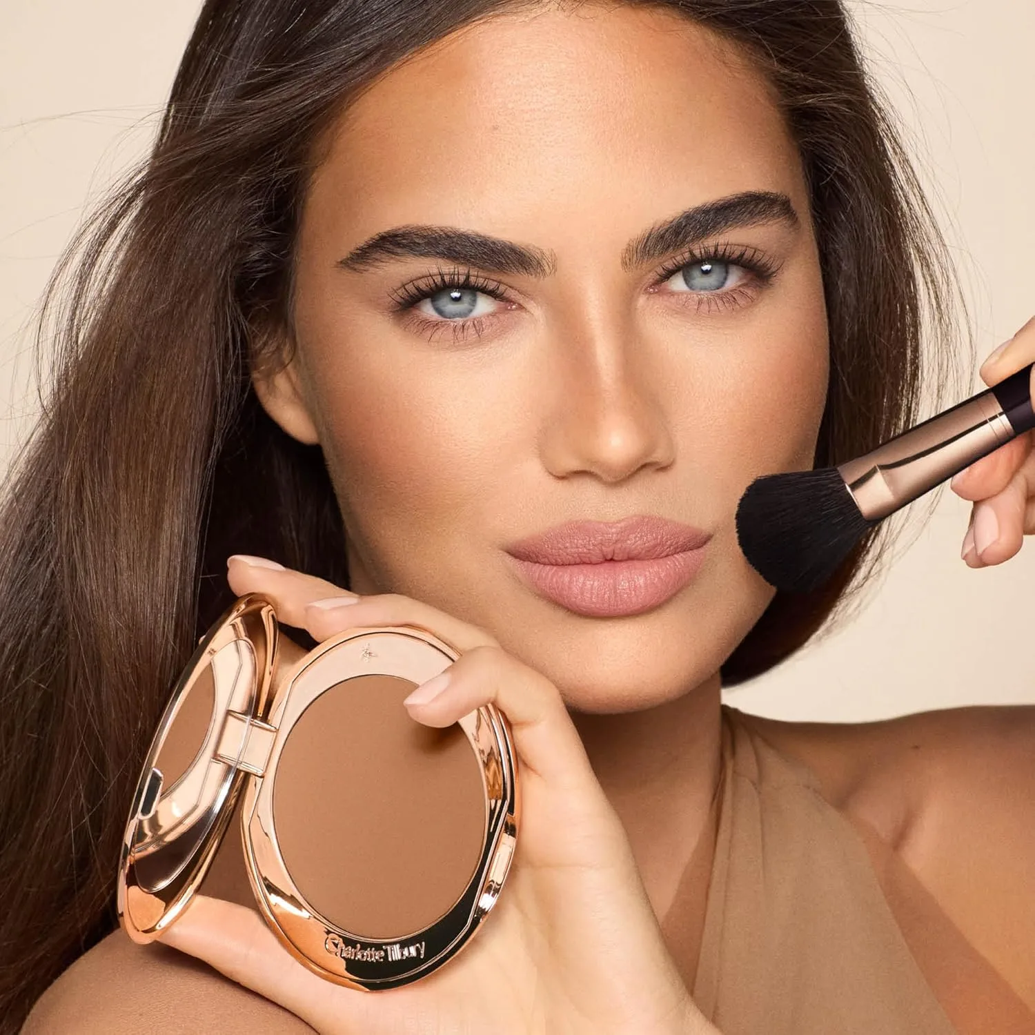 Charlotte Tilbury Airbrush Matte Bronzer - матирующая пудра-бронзер с эффектом аэрографа, разглаживает и выравнивает, наполнена шелковистой слюдой и гиалуроновой кислотой, сменный блок, 1 Fair - natural soft bronze — фото 3