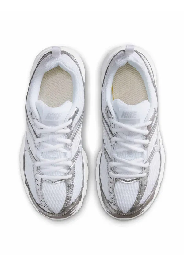 Кроссовки Nike Sportswear Air max moto 2k, белый/белый-чистая платина-металлик серебро — фото 3