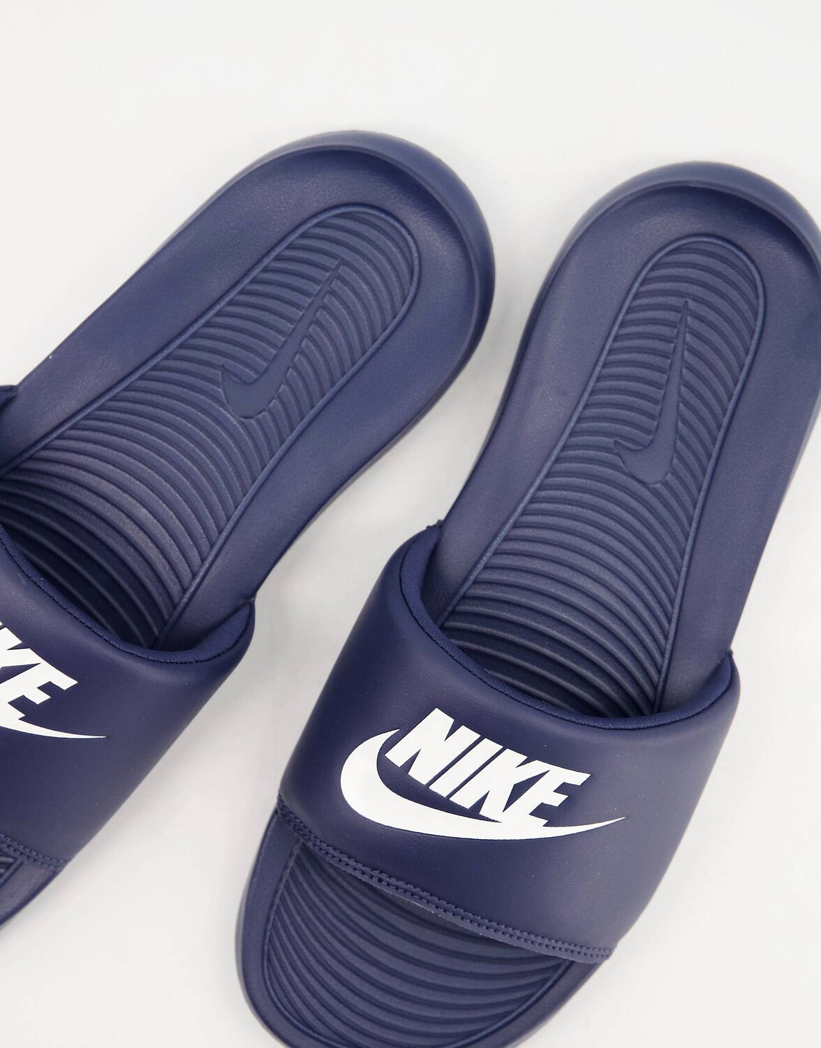 

Темно-синие шлепанцы Nike Victori One