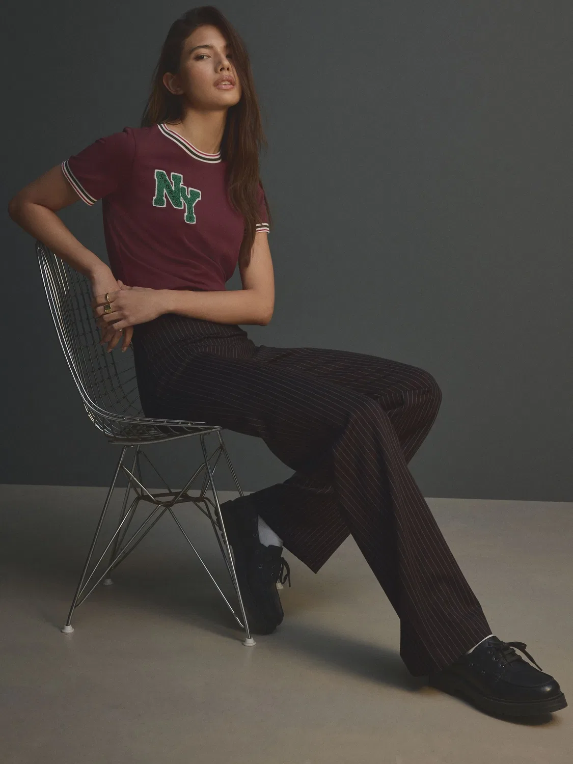 Брюки прямого кроя с эффектом утяжки, модель Black Pinstripe Smoothing Ponte Next, черный в полоску — фото 3