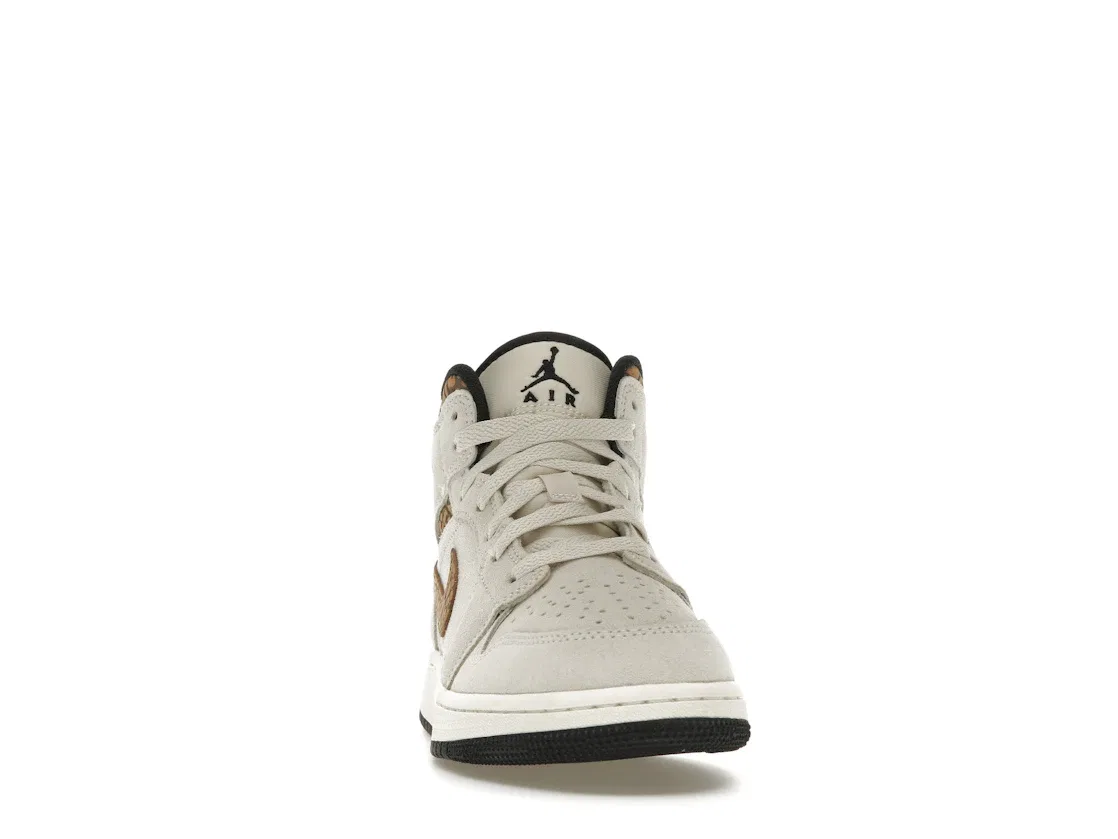 Детские кроссовки Lifestyle Jordan 1 Mid SE Jordan Light Orewood Brown/White/Light British Tan/Metallic Gold — фото 2