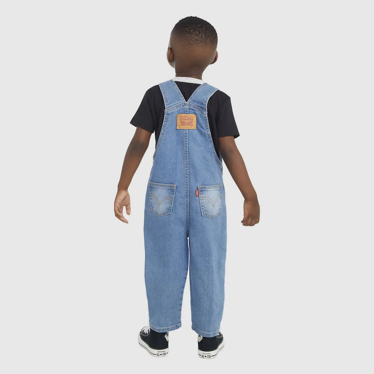 Джинсовый комбинезон для мальчиков 2-4 лет Levi's, Basil Sky - Medium Wash — фото 4