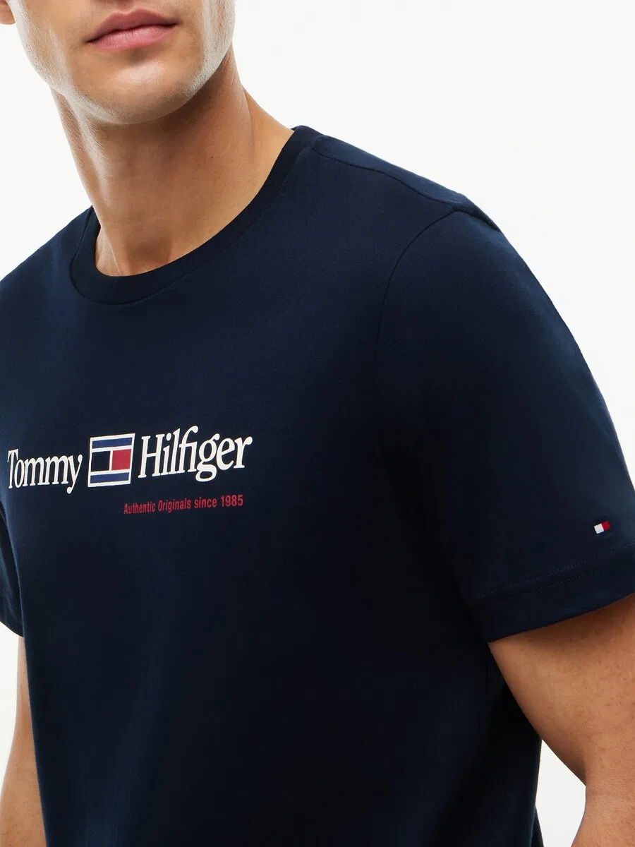 Футболка TOMMY HILFIGER Brand Love в темно-синем цвете — фото 3
