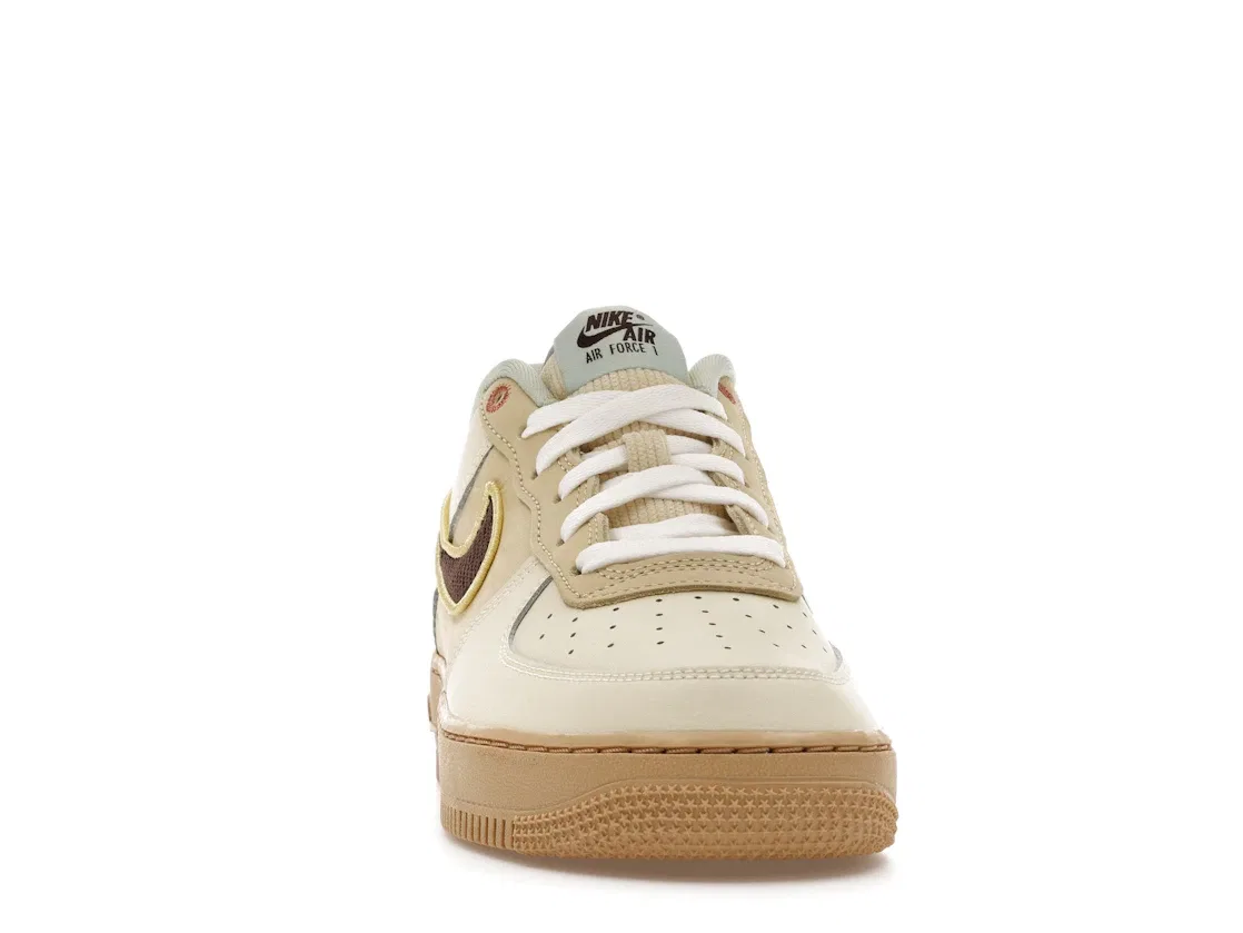 Детские кроссовки с длинным шнурком Nike Air Force 1 Low LV8, Coconut Milk/Baroque Brown/Sesame/Seafoam — фото 2