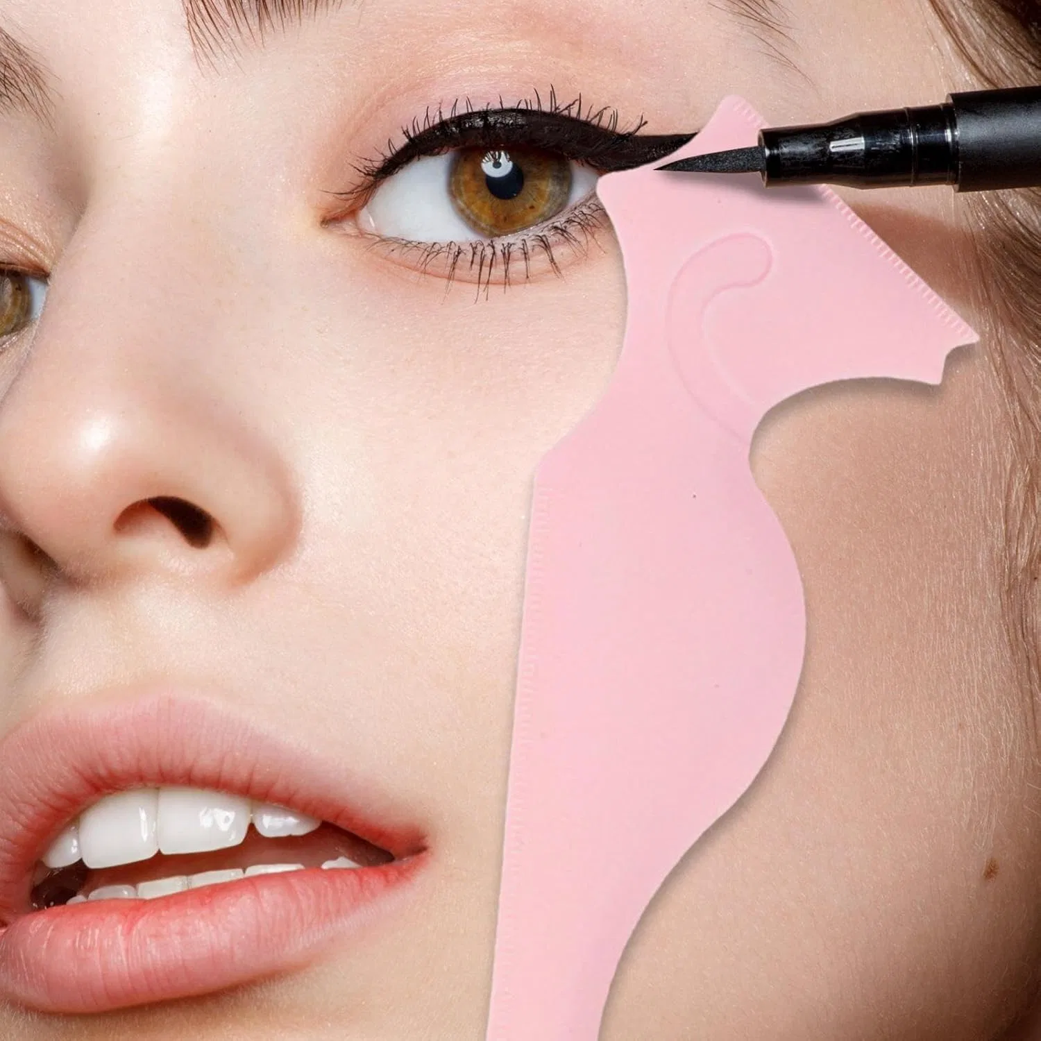 Трафарет для подводки глаз Wing Eyeliner Tool, силиконовый, розовый — фото 3