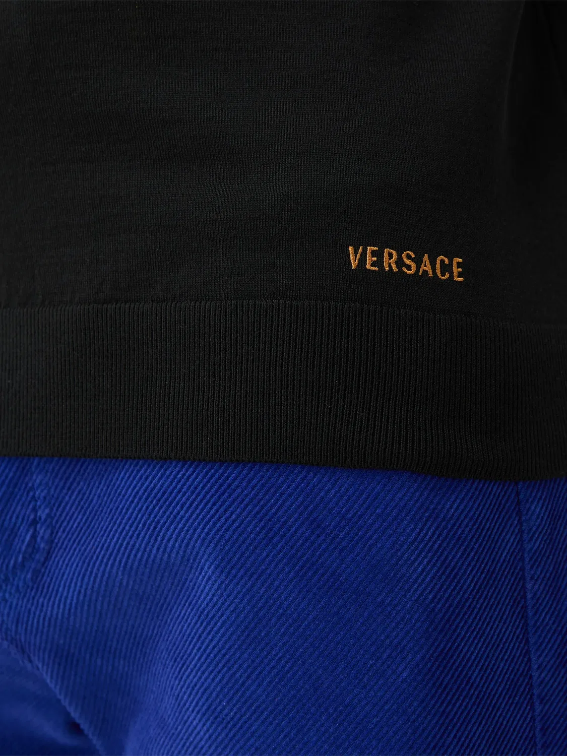 Шерстяной вязаный свитер с круглым вырезом и вышивкой Versace, черный — фото 4