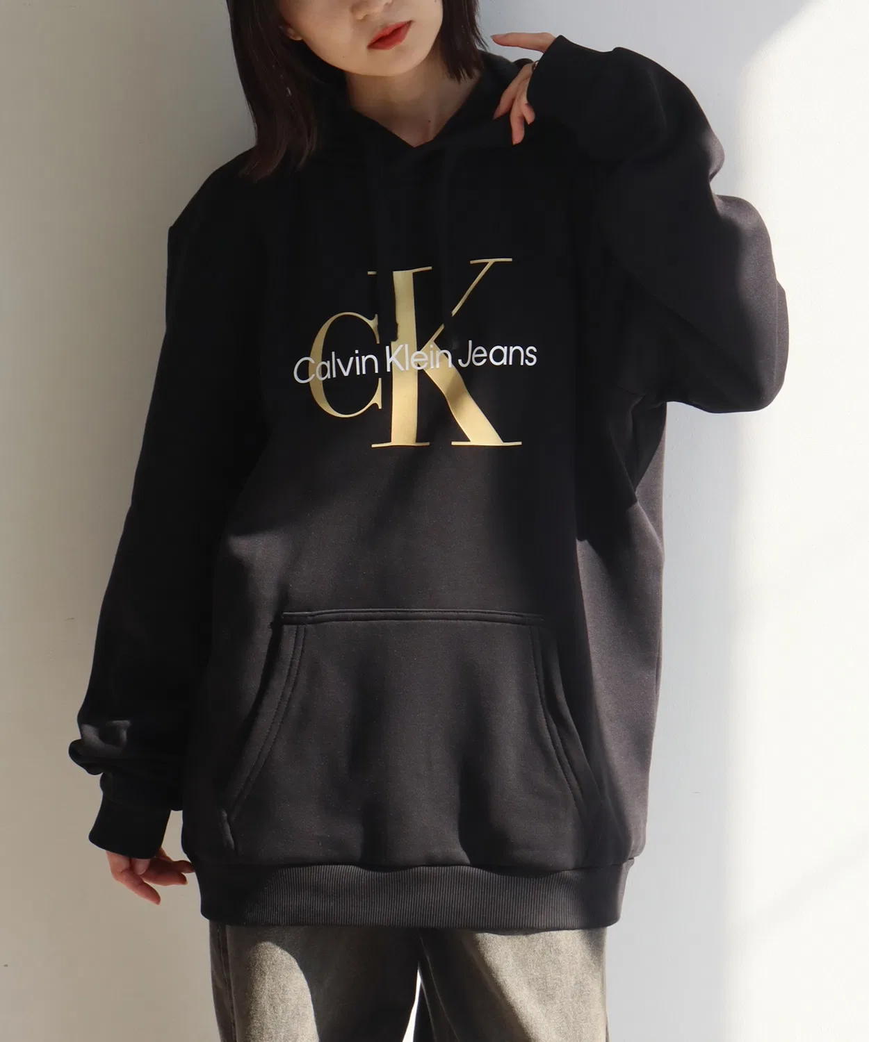 Мужское худи с длинным рукавомCalvin Klein Monogram Logo Pullover Hoodie, Black — фото 3
