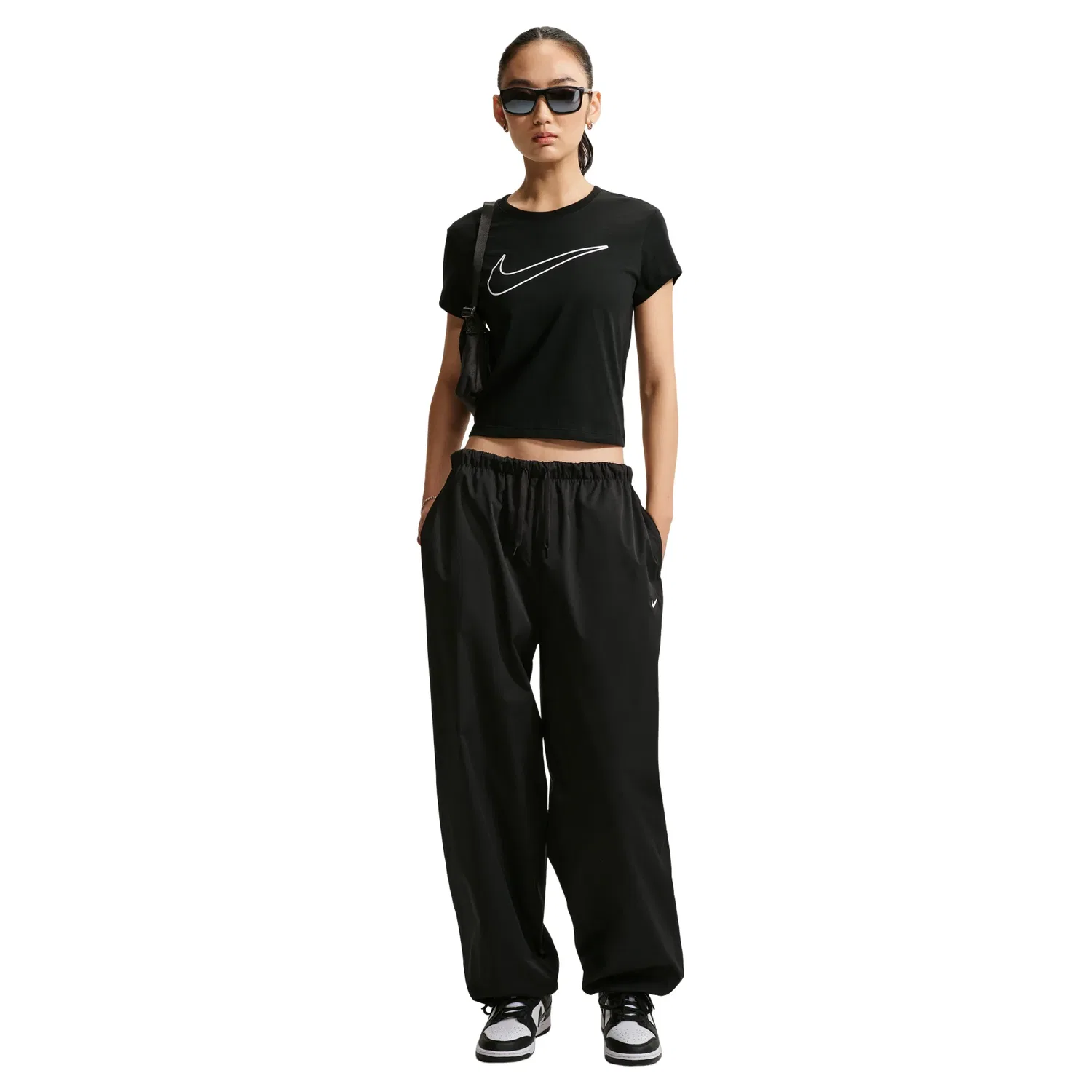 Женская футболка Solid Round Neck Cotton T-Shirt Asia Sizing 'Black' Nike, Black/White — фото 3