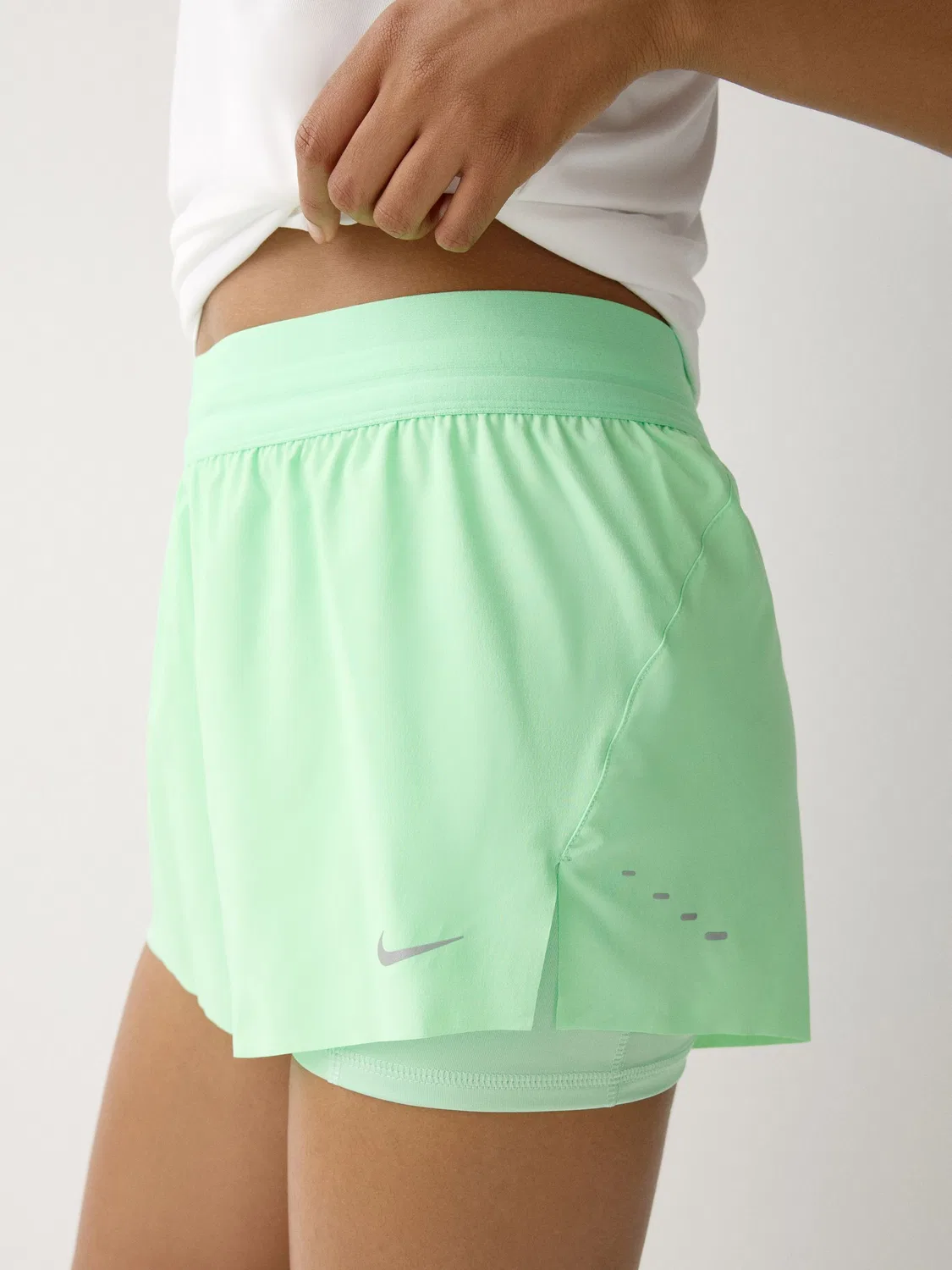 Зеленые беговые шорты 2-в-1 со средней посадкой Nike Illusion Swift Dri-FIT — фото 3