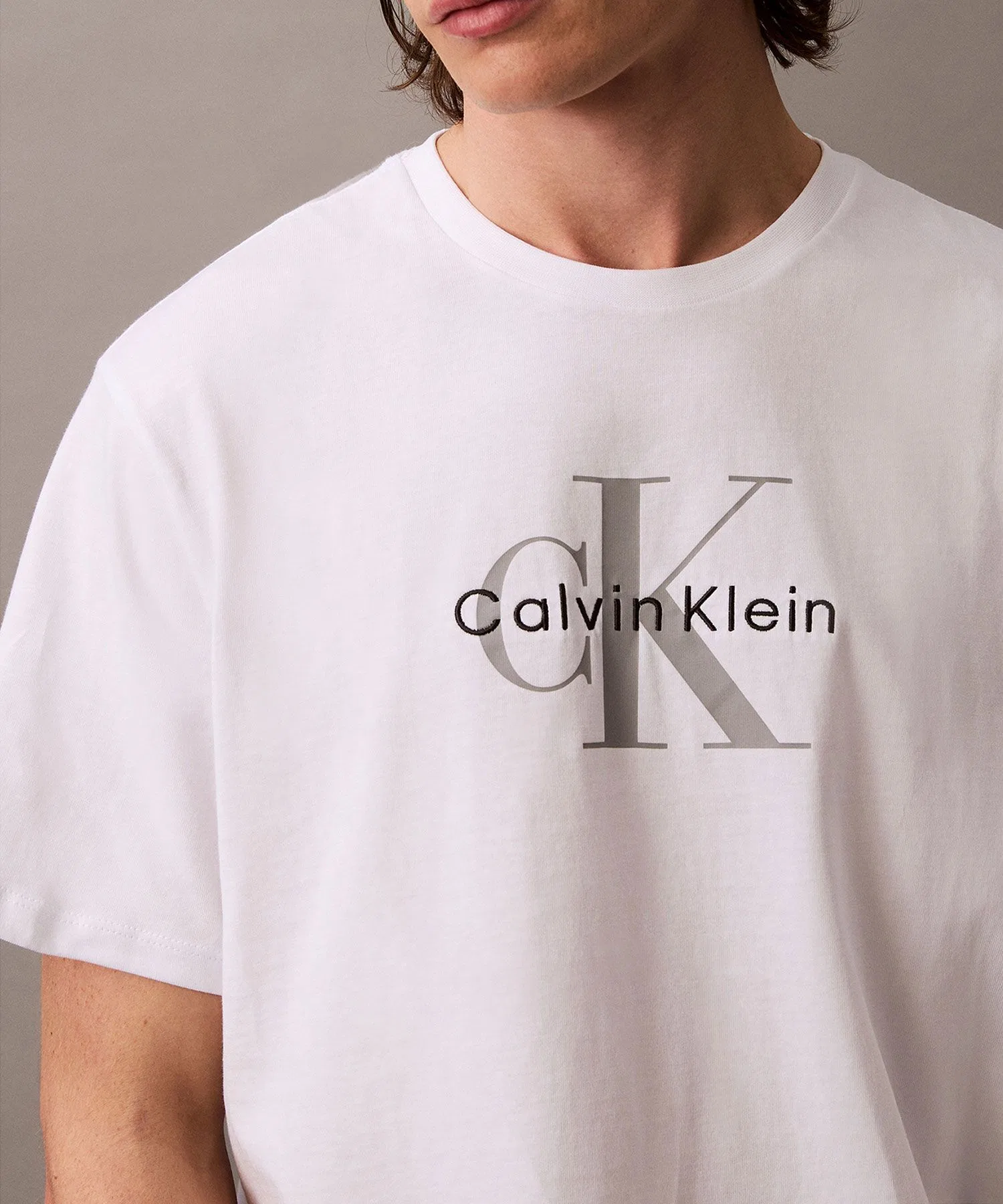 Мужская/женская футболка Calvin Klein Jeans с монограммным принтом — фото 4