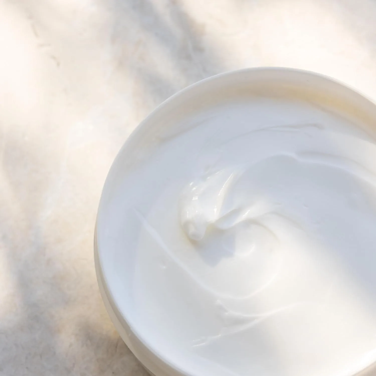Kai Body Butter - нежный суфлейный крем для тела с ароматом свежей садовой гардении и белых экзотических цветов, 181 г, для мягкой и сияющей кожи, веганский, чистый состав, вдохновленный воспоминаниями о Гавайях, white — фото 3