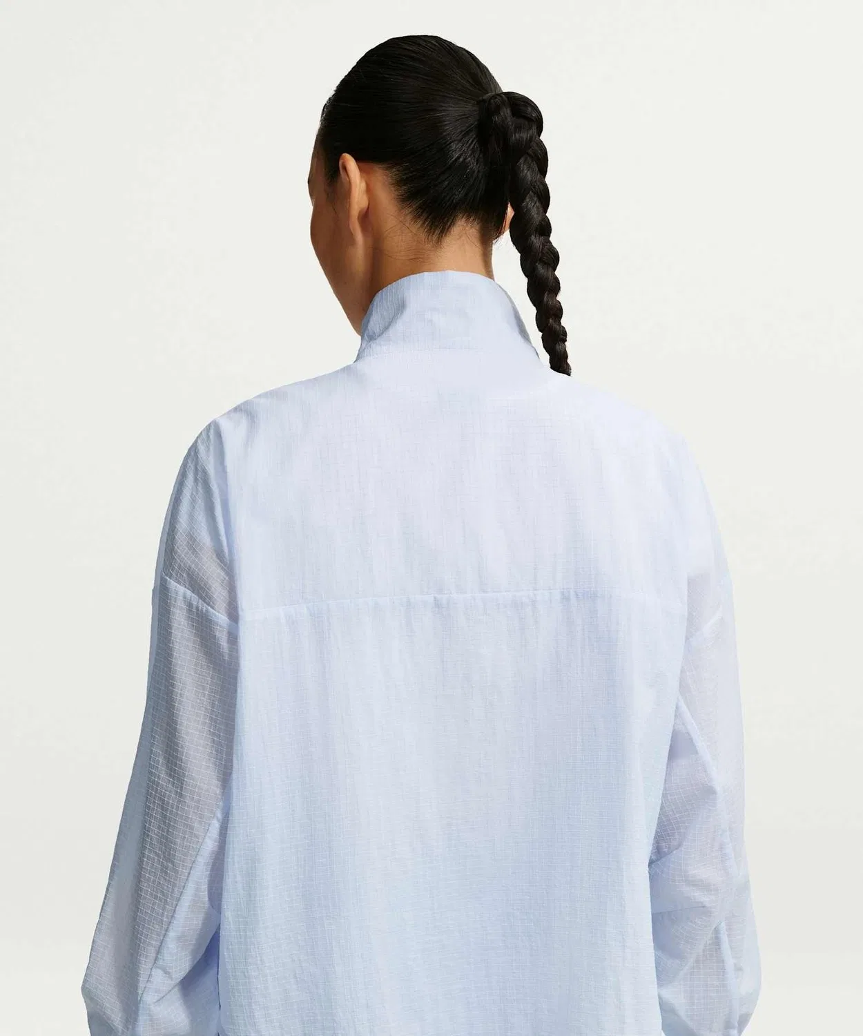 Женская куртка-ветровка легкая с капюшоном NIKE Sportswear Oversized Lightweight Ripstop Jacket, Clear Blue — фото 3