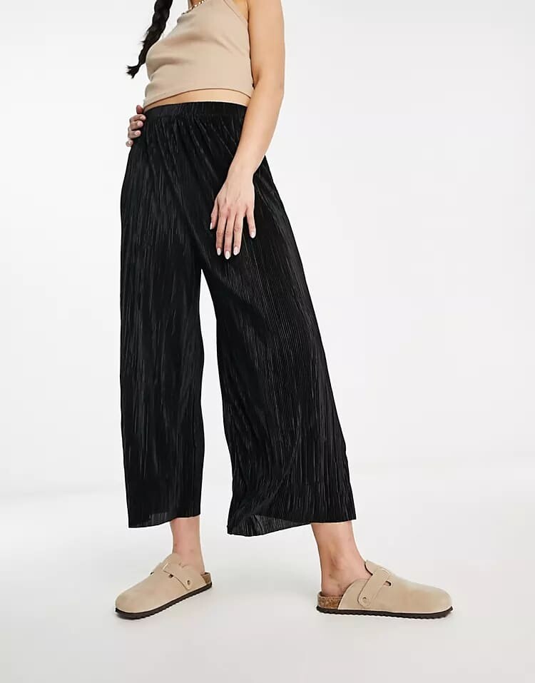 

Брюки ASOS DESIGN Plisse Wide Leg Culottes, черный