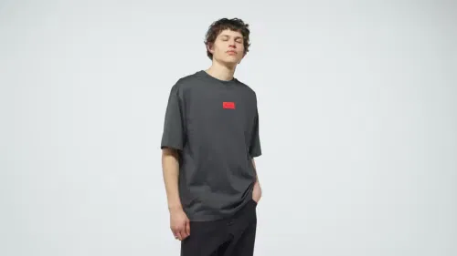 Мужская футболка с графическим принтом Audi Formula One Team Elevated Graphic Adidas Performance, черный/ярко-красный — фото 2