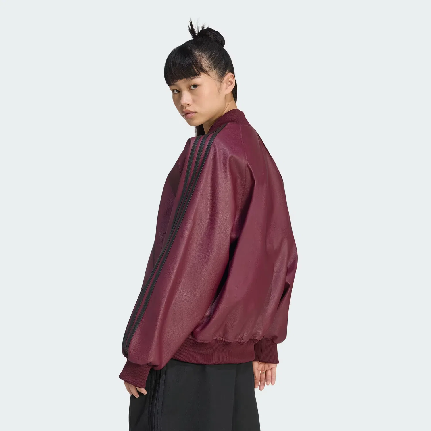 Женская олимпийка оверсайз из экокожи Pleather SST Oversized Track Top Adidas Originals, бордовый/черный/темно-золотой — фото 3