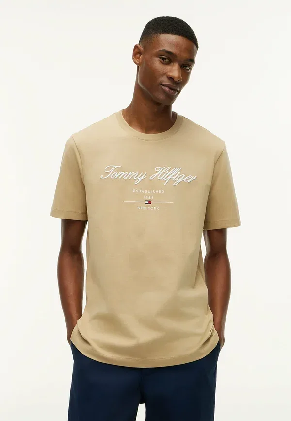 Футболка с принтом Script logo tee Tommy Hilfiger batique khaki, хаки