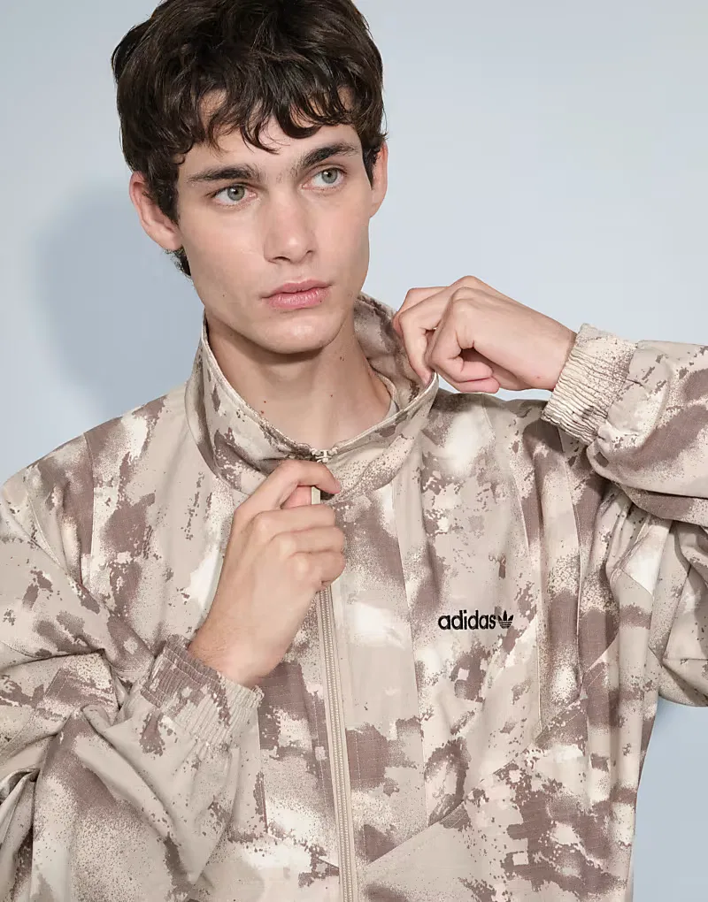 Тканая спортивная куртка Adidas Originals в светлом камуфляже — фото 2