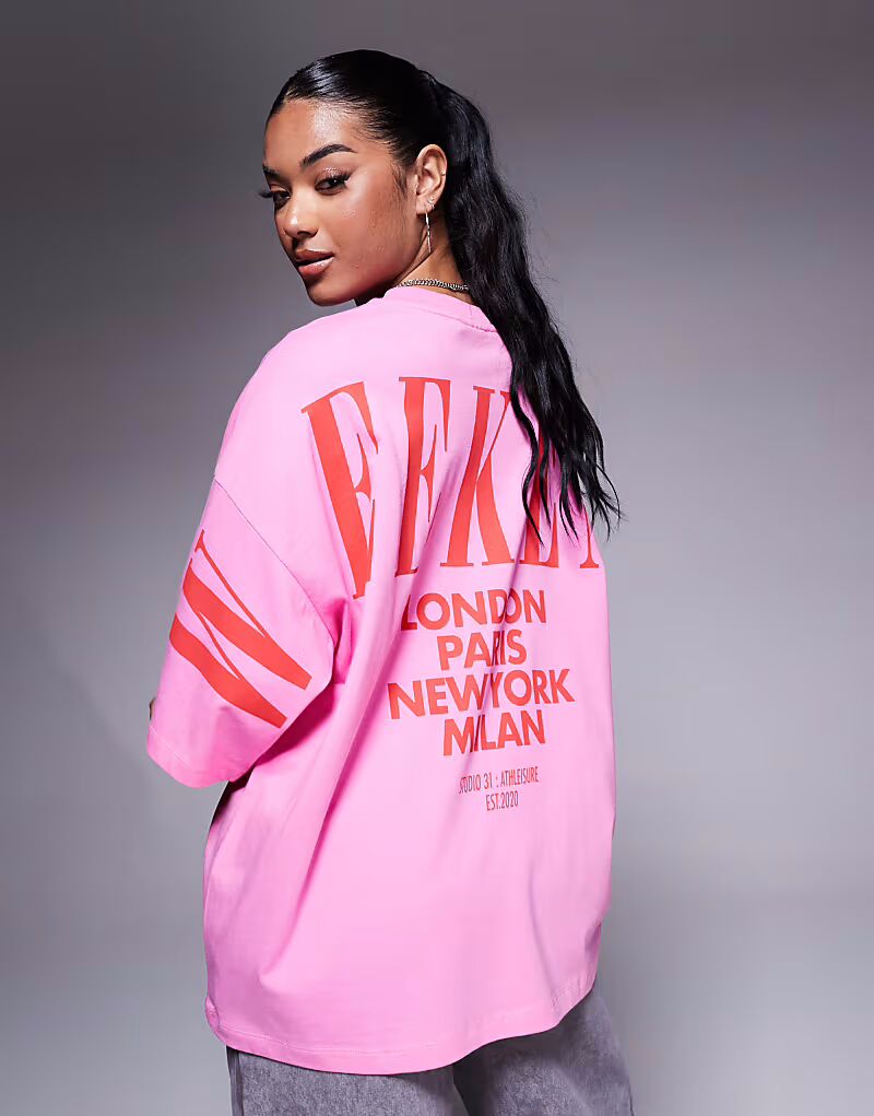 

Футболка Weekend Collective Icon большого размера с логотипом на спине в розово-красном цвете Asos Weekend Collective
