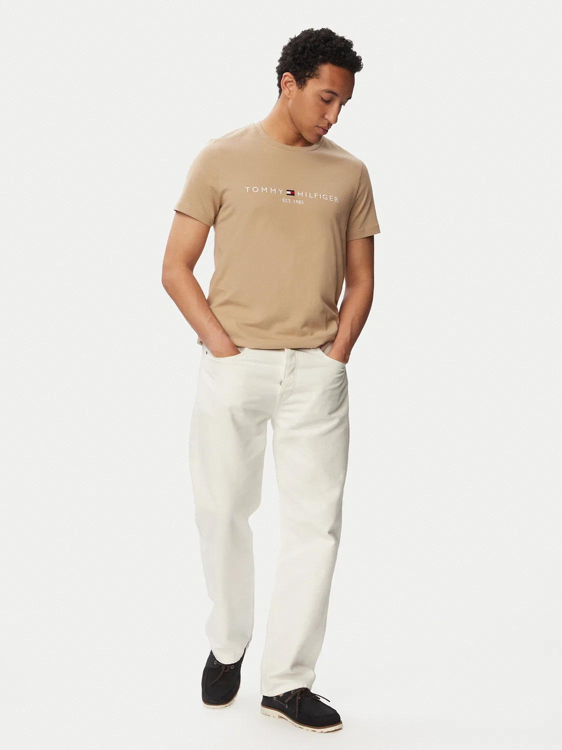 Мужская футболка стандартного кроя Logo Tee Tommy Hilfiger, бежевый — фото 2