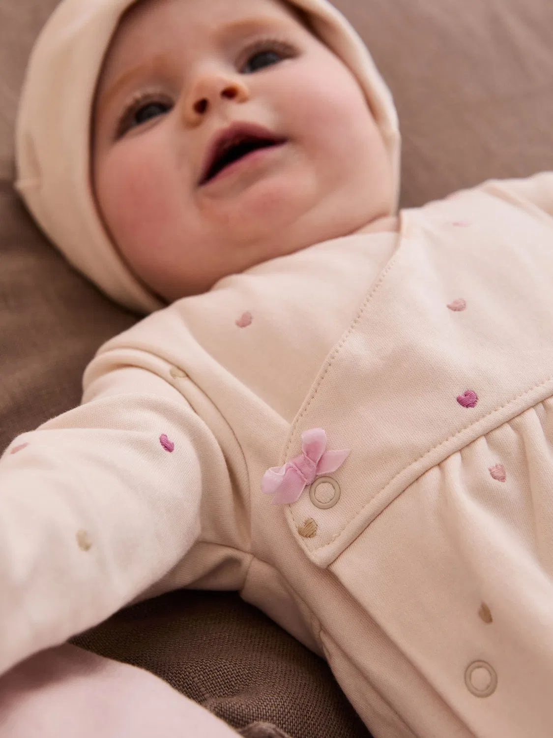 Комплект для сна из 2 предметов с вышивкой сердца Jojo Maman Bébé, кремовый — фото 3