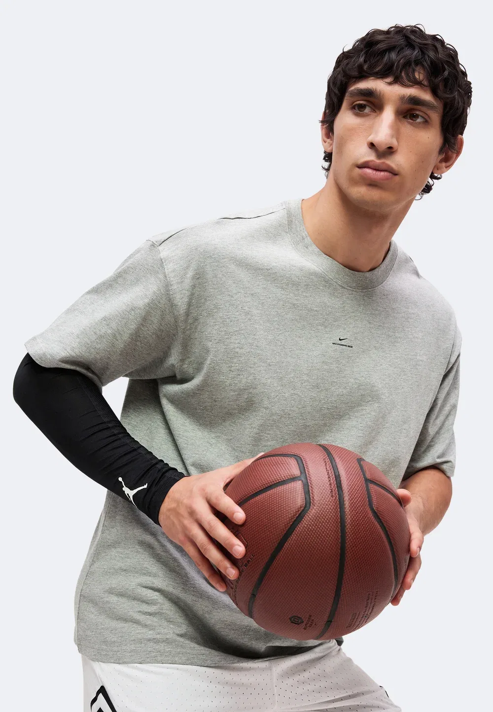 Стандартная спортивная футболка Nike Performance, Dark Grey Heather/Black — фото 4