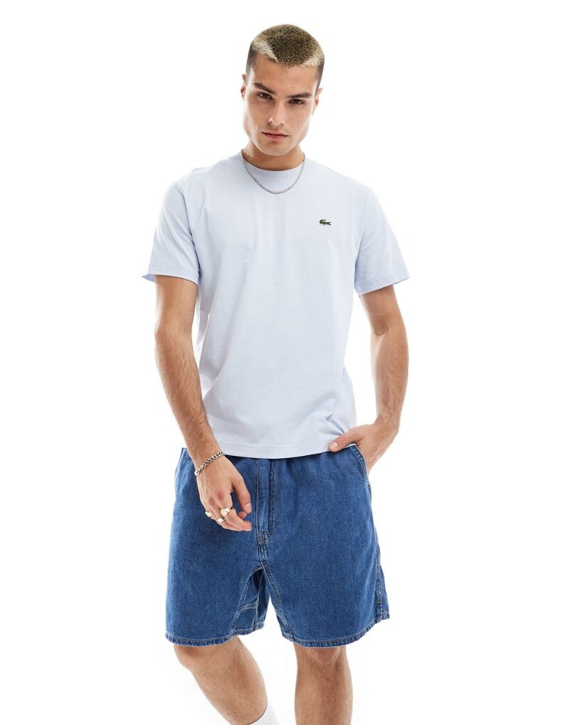 

Lacoste — классическая голубая футболка с логотипом