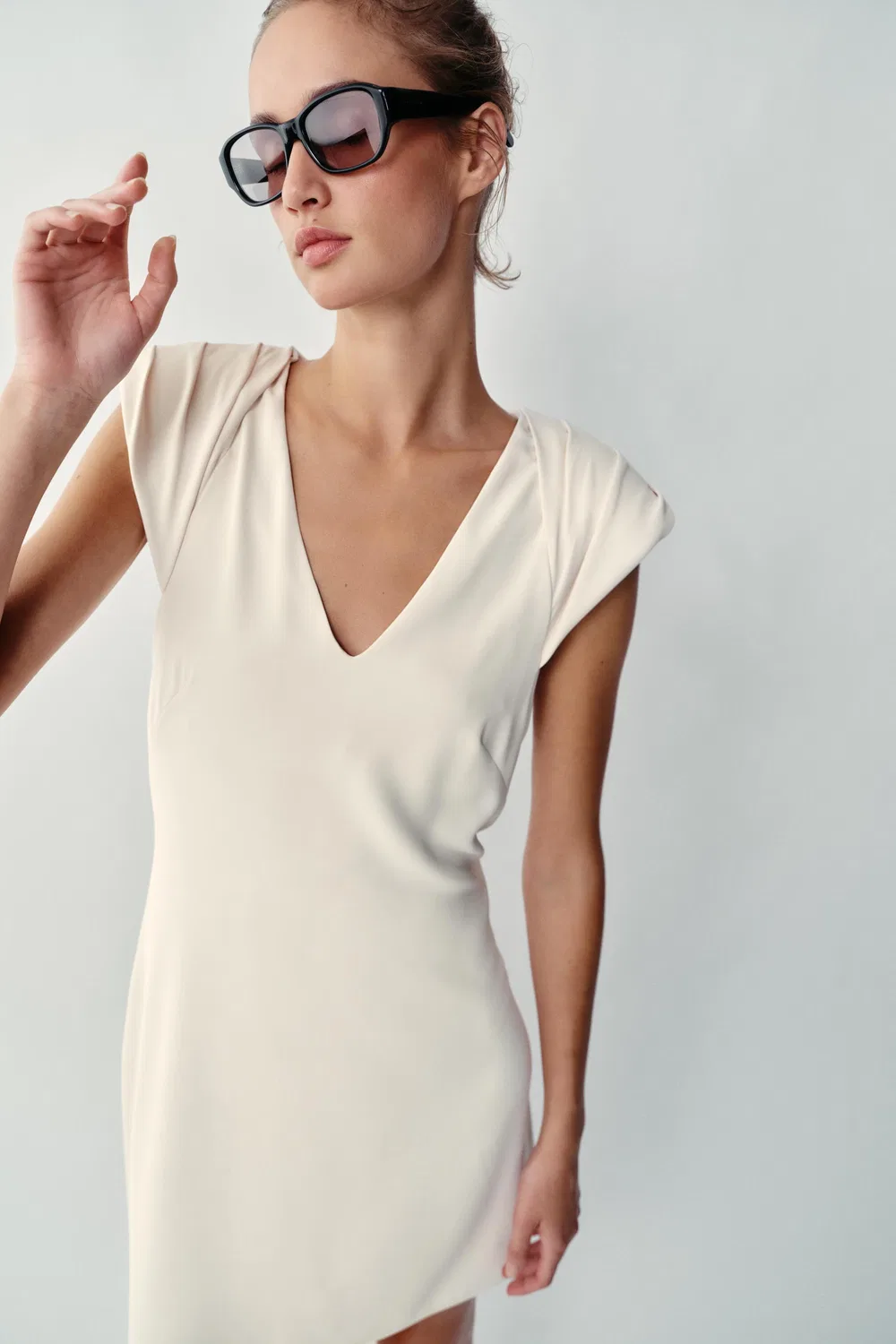 Асимметричное короткое платье с подплечниками ZARA, Ecru — фото 3