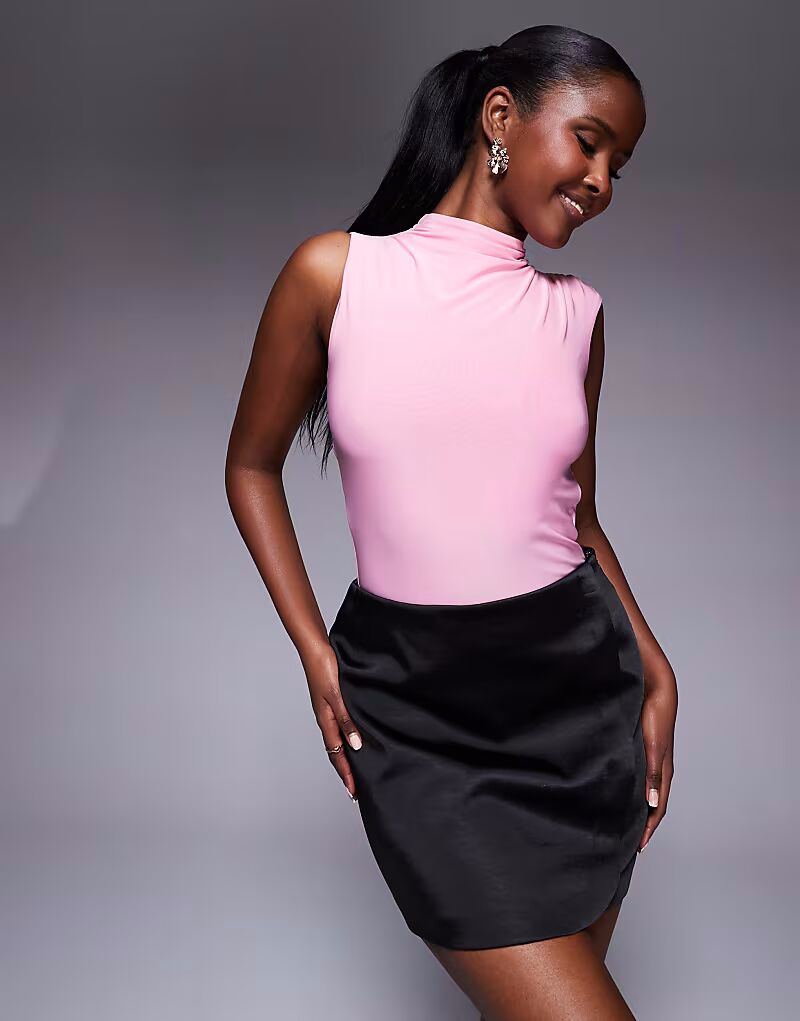 

Missyempire, облегающее боди с высоким воротом, открытой спиной и сборками, розового цвета