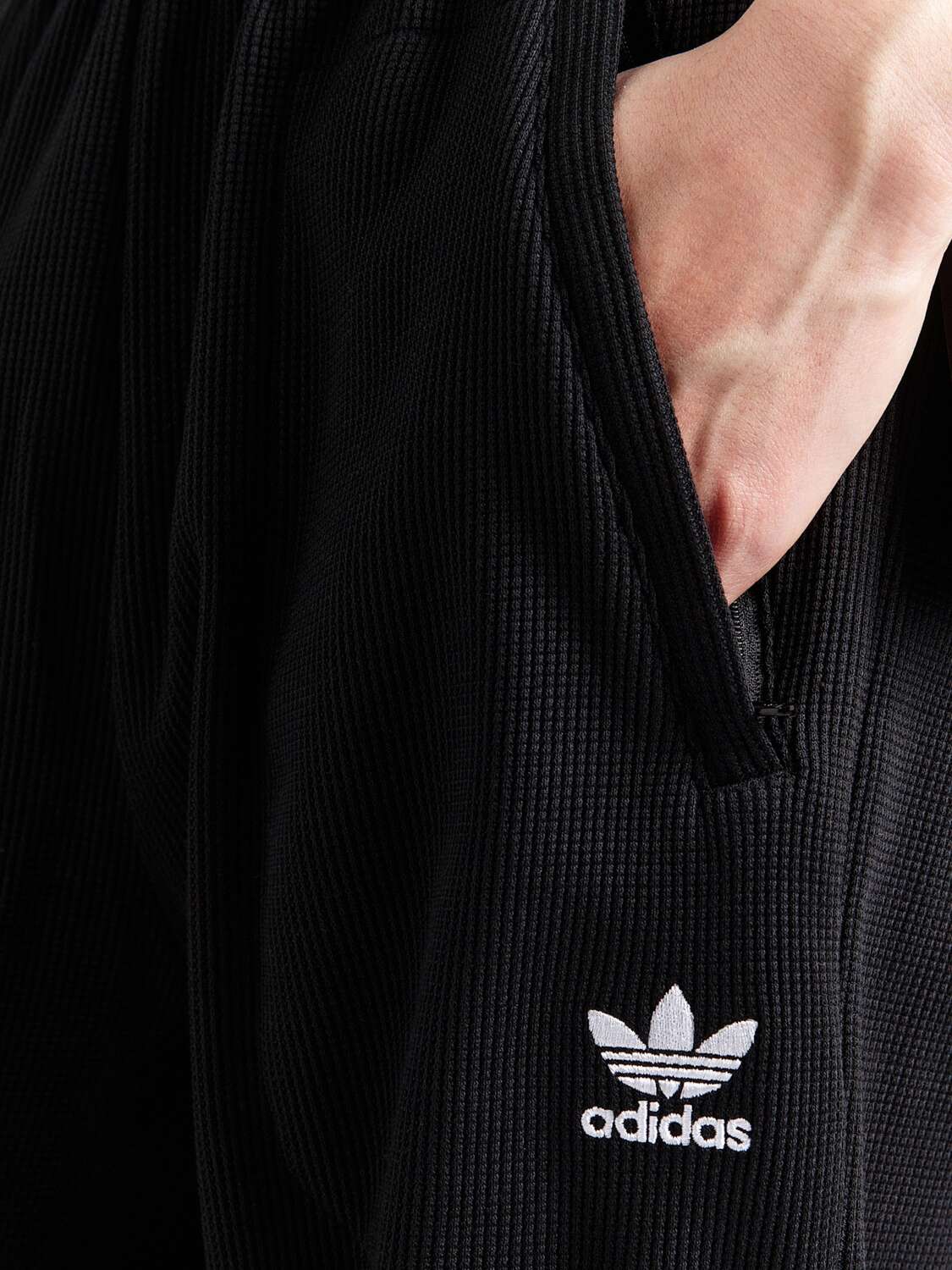Adidas Originals Широкие брюки 'ESSENTIALS' в черном цвете — фото 2