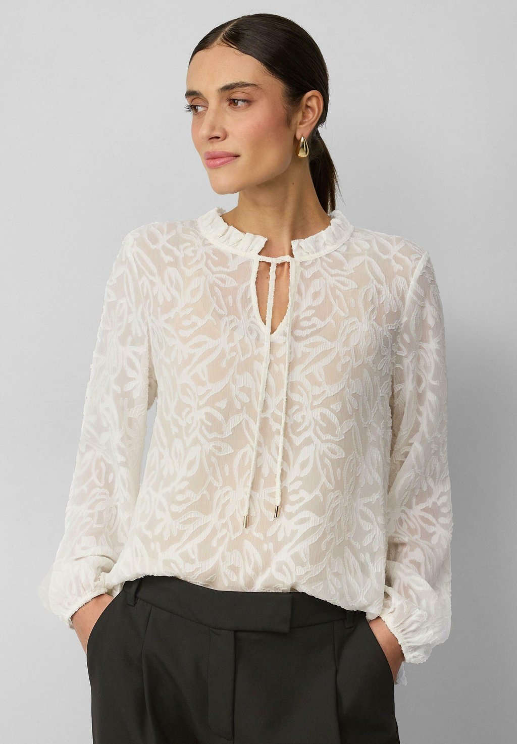 

Блуза JACQUARD MIT AUSSCHNITT UND RÜSCHEN s.Oliver BLACK LABEL, кремовый