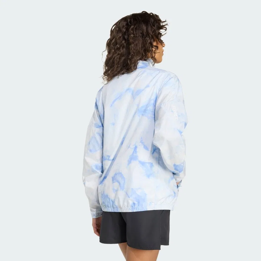 Ветровка с принтом Terrex Multi Spray Dye CLIMA365 Wind Jacket adidas, Бело-синий — фото 2