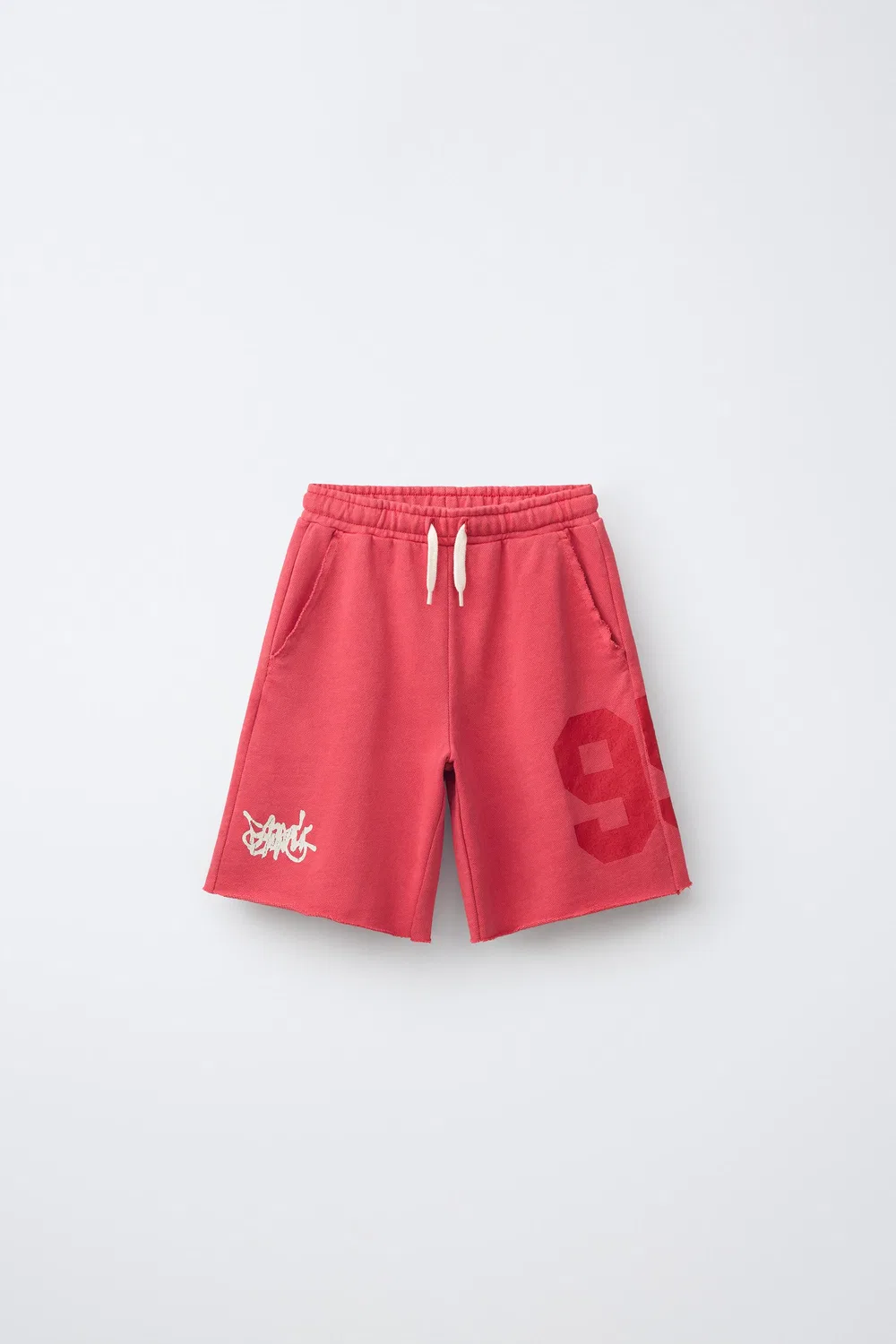 Плюшевые бермудские шорты с цифрами и принтом в виде граффити. ZARA, Intense red