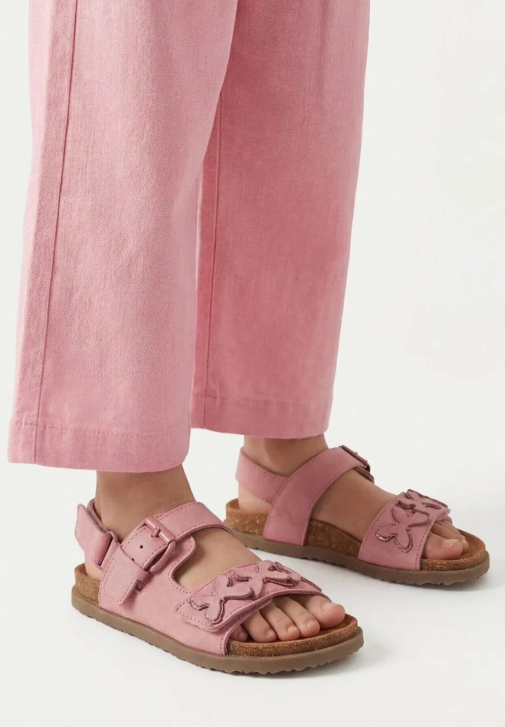 Девушка в сандалиях - сандалии Lasocki Kids, Pink