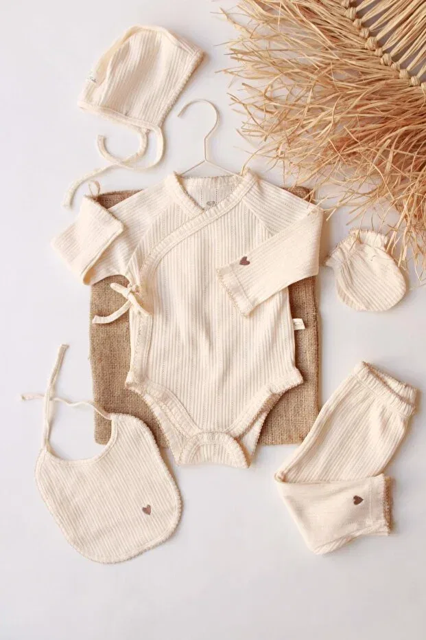 Детский комплект одежды для новорожденных с вышивкой сердце Saule, Beige