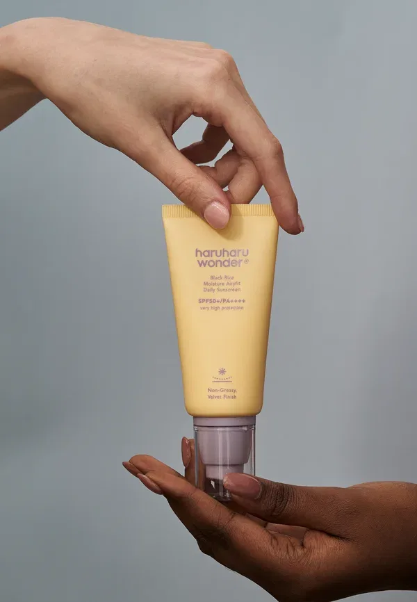 Увлажняющий солнцезащитный крем Black Rice Moisture Airyfit Daily Sunscreen SPF 50+/PA++++ - защита от солнца 50 мл Haruharu Wonder — фото 4