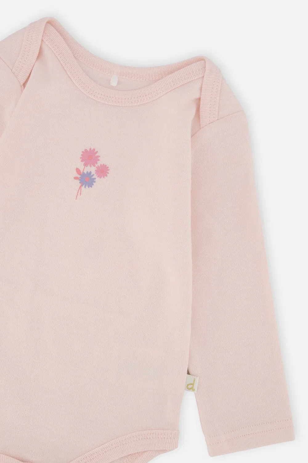 Детский боди-комбинезон с длинным рукавом с цветочной деталью Organic Cotton Onesie Deux par Deux, Very Pale Pink — фото 4