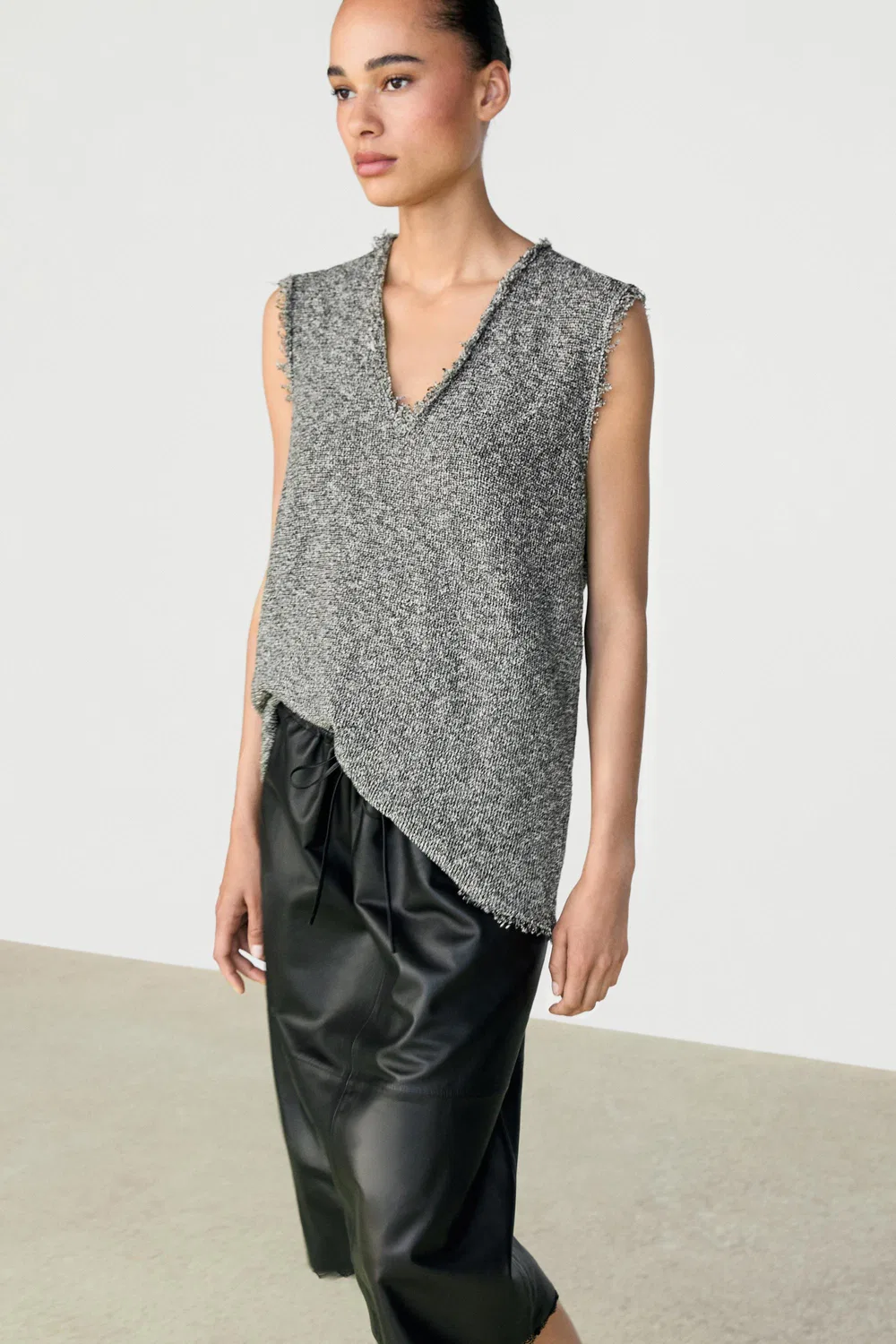 Топ Massimo Dutti Flecked-effect V-neck, серый меланж — фото 4