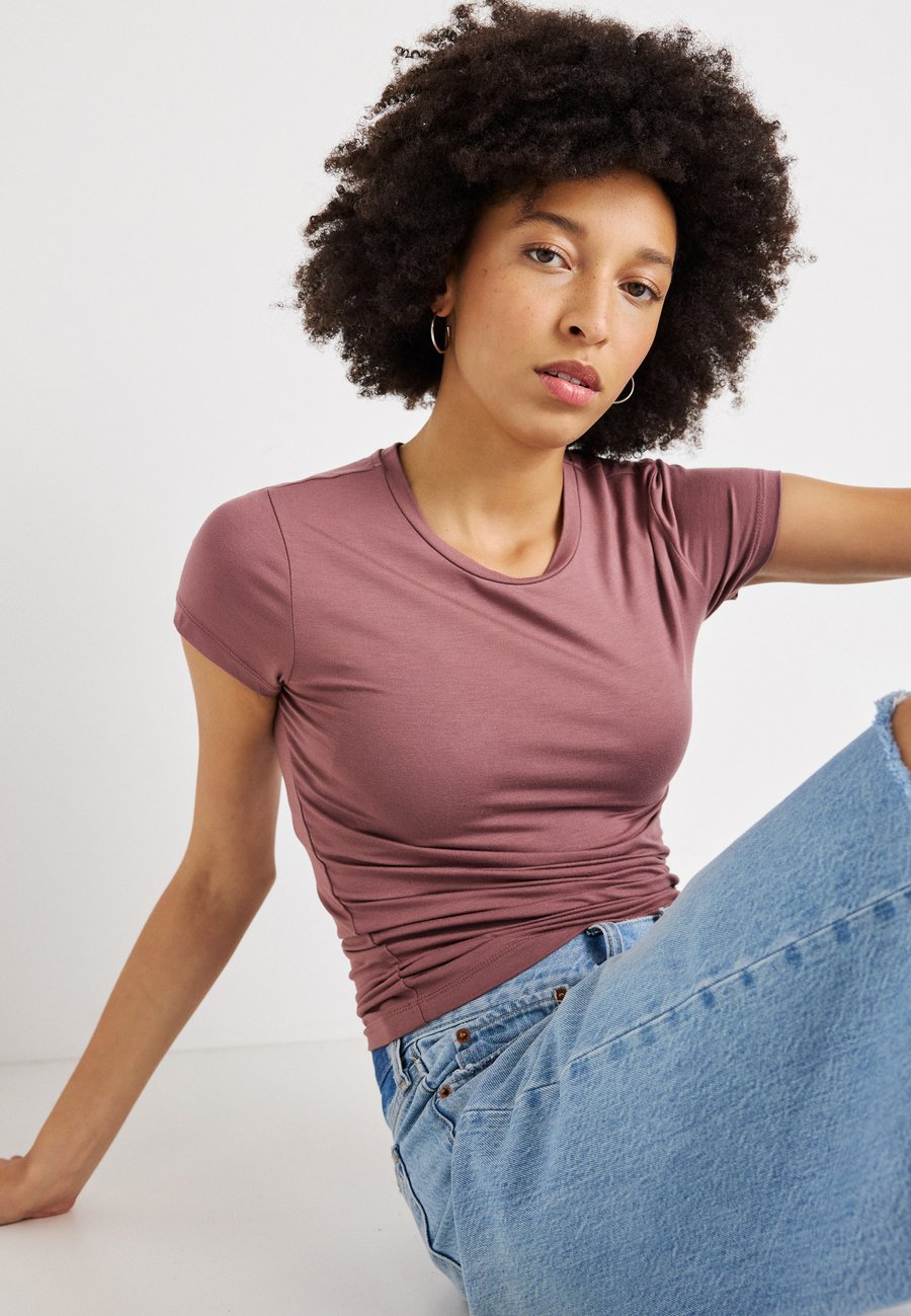 

Футболка Gina Tricot SOFT TOUCH TOP, Mauve /Mauve, Розовый, Футболка Gina Tricot SOFT TOUCH TOP, Mauve /Mauve