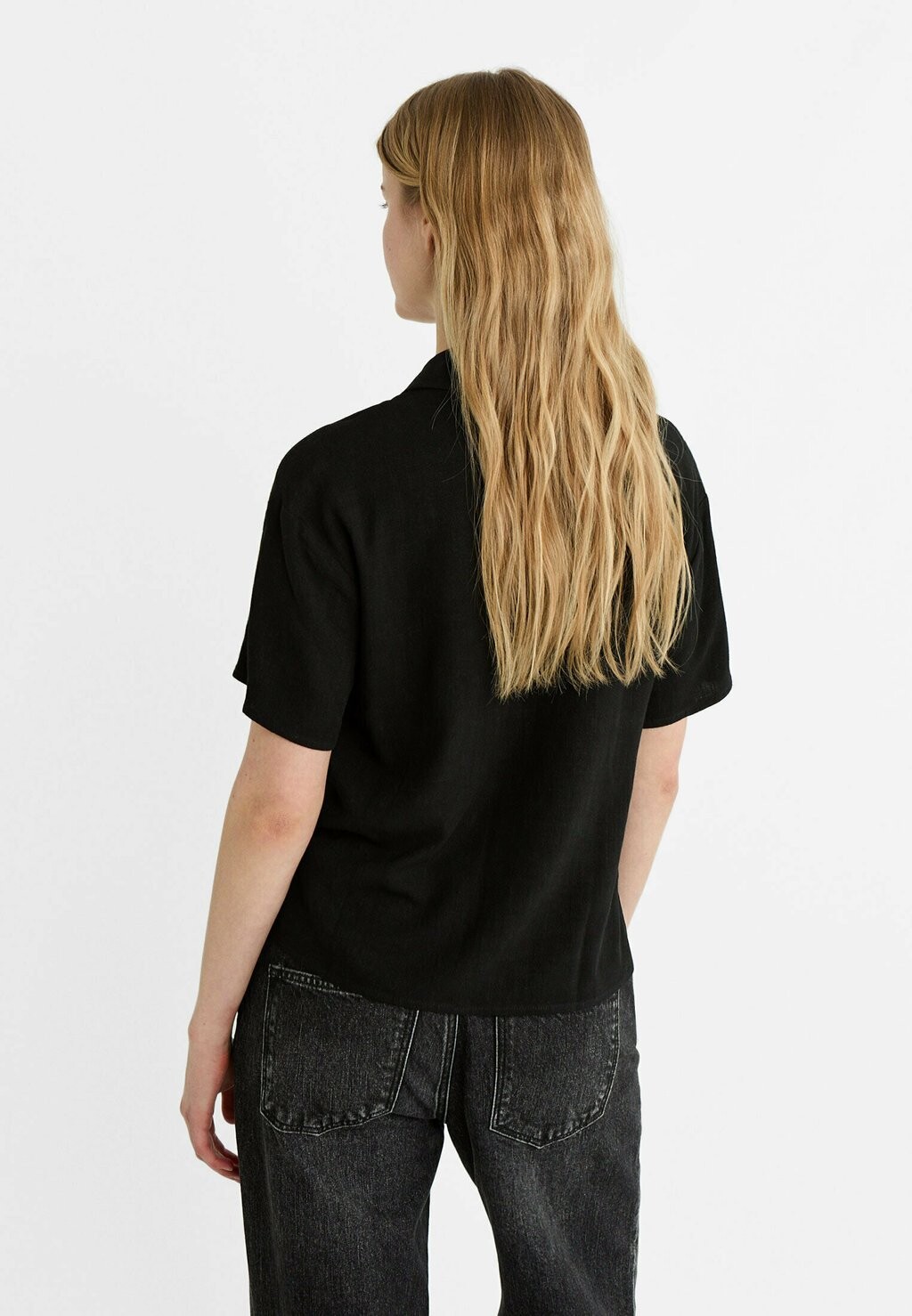 

Рубашка-блузка SHORT SLEEVE Stradivarius, черный
