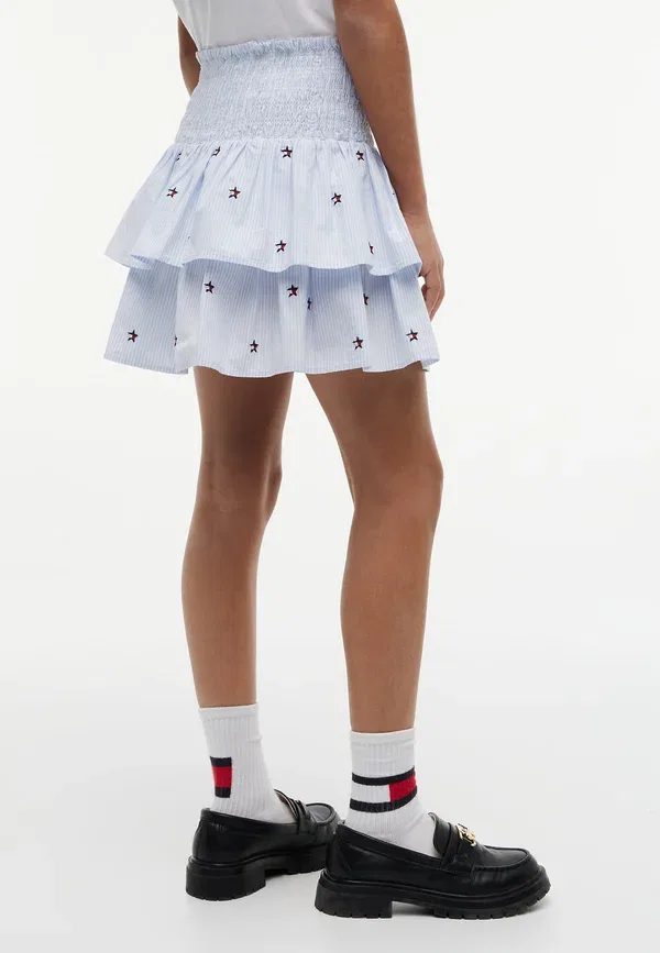 Юбка Tommy Hilfiger с вышивкой звезд и полосами, ярусная, трапециевидная, сладкие голубые полосы — фото 3