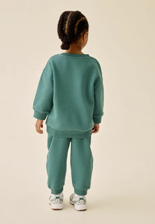 Спортивный костюм, хлопок Regular fit price starter crew joggers set Next Green, зеленый — фото 2