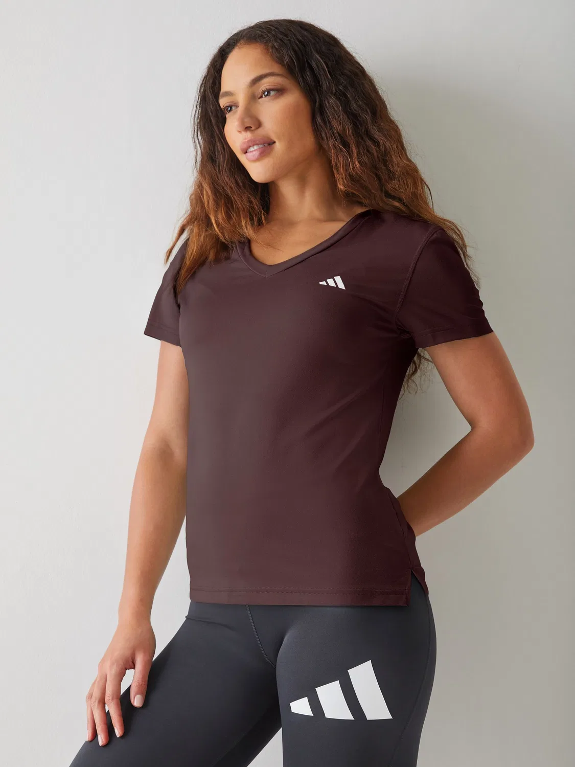 Футболка с V-образным вырезом Workout Essentials adidas, коричневый