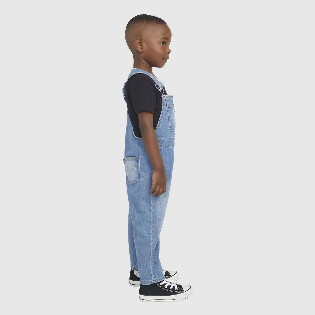 Джинсовый комбинезон для мальчиков 2-4 лет Levi's, Basil Sky - Medium Wash — фото 3