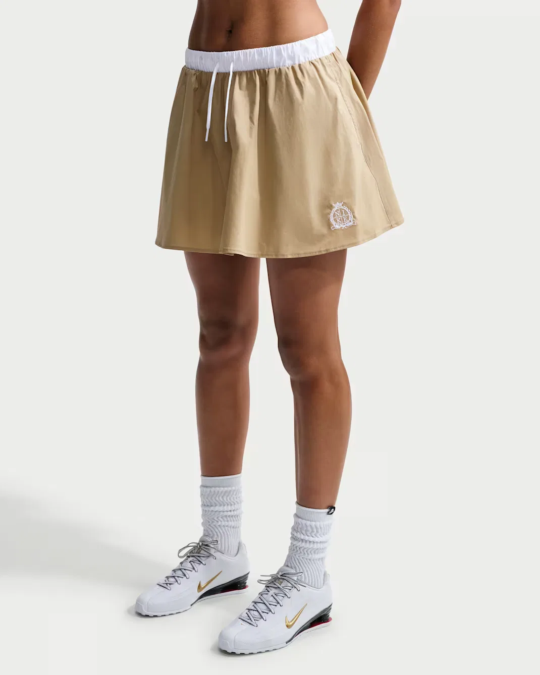 Женская мини-юбка из поплина со средней посадкой Nike Sportswear, Parachute Beige/White/White — фото 2