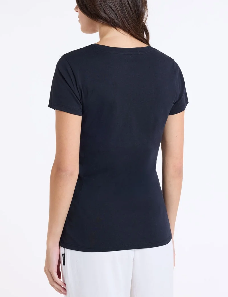Женская футболка U.S. Polo Assn. Shiny Sateen Print V-Neck, черный — фото 2