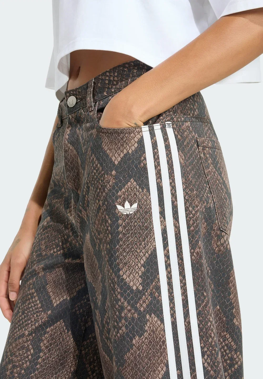 Свободные джинсы из денима с принтом под змеиную кожу Adidas Originals, Earth Strata/Aurora Coffee — фото 3